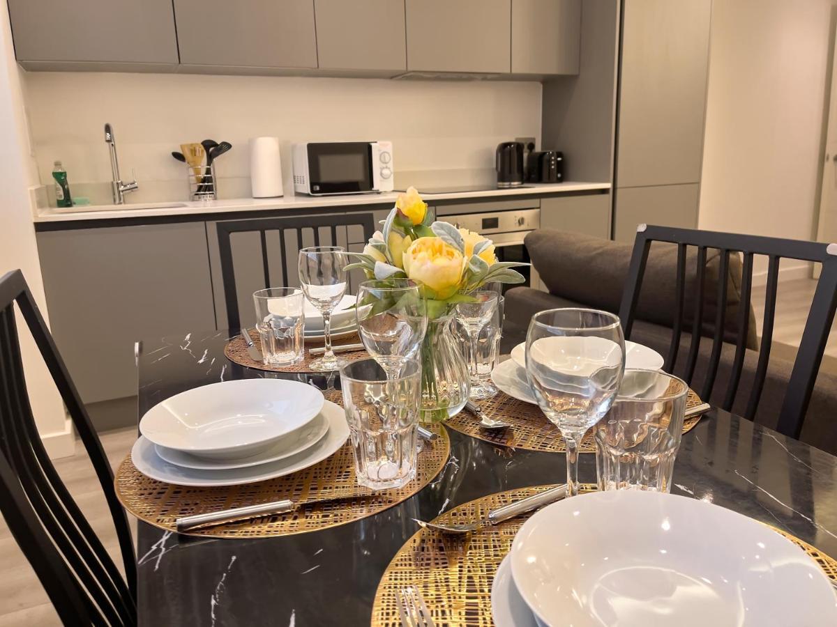Lovely 2 Double Bedroom Flat With Free Parking - At The Atrium Mk Milton Keynes Kültér fotó