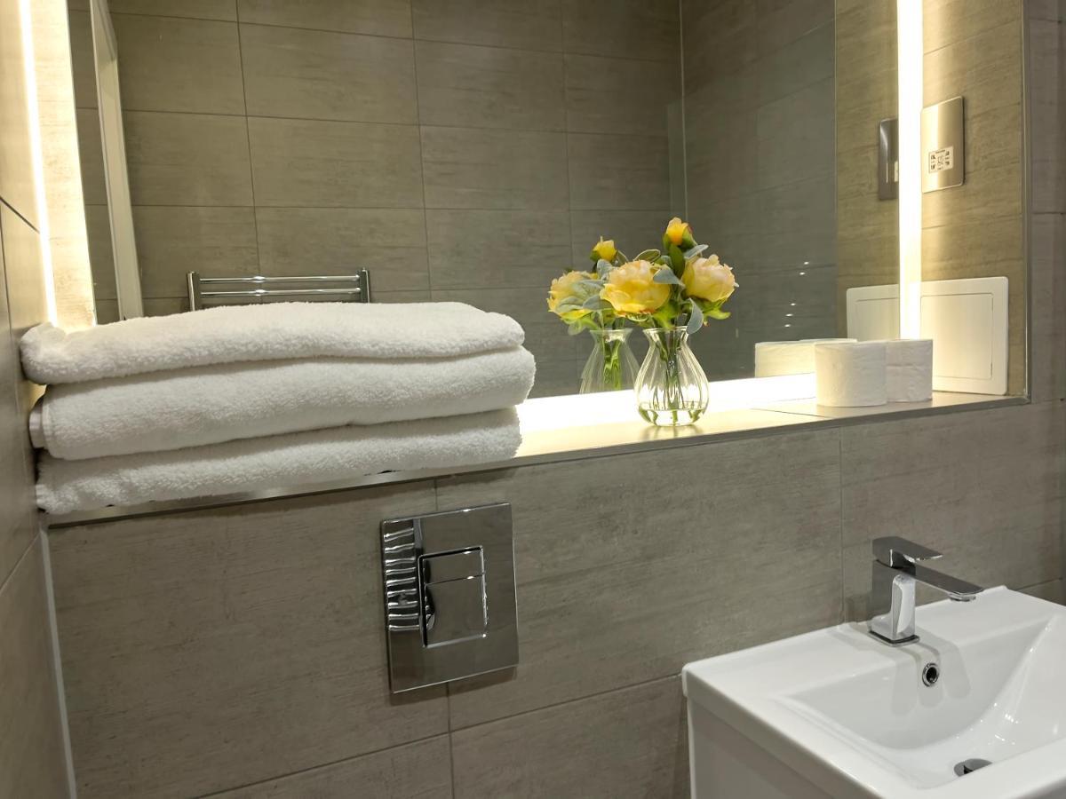Lovely 2 Double Bedroom Flat With Free Parking - At The Atrium Mk Milton Keynes Kültér fotó